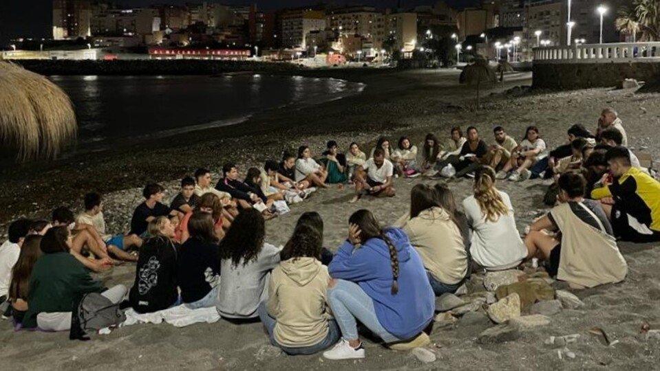 Un grupo de jesuitas catalanes, durante una quedada en la playa de Benítez