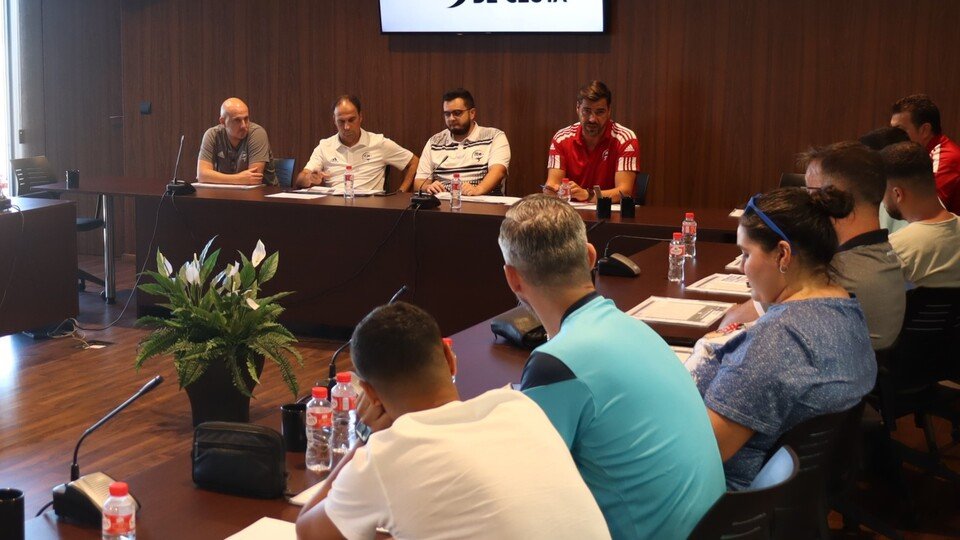 Reunión entre los integrantes de la Comisión de Fútbol Base de la RFFCE y los coordinadores de los equipos