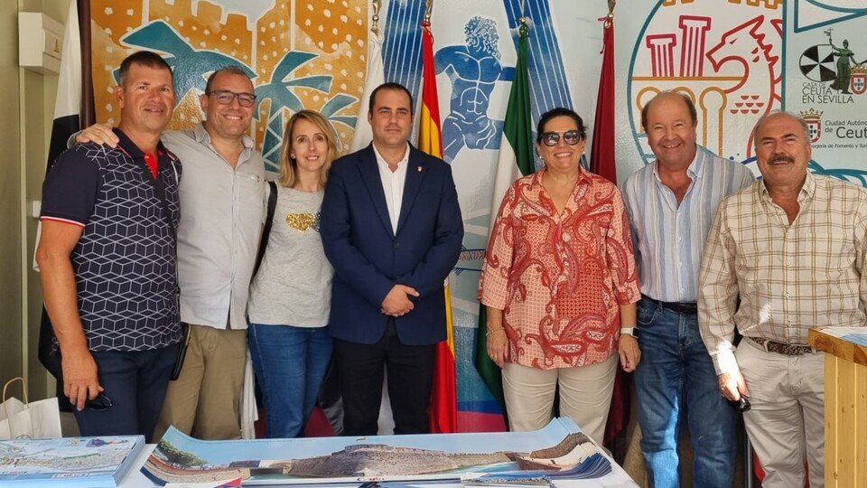 Varios miembros de las Casas Regionales de Ceuta en Algeciras y Sevilla, durante un encuentro en la capital hispalense