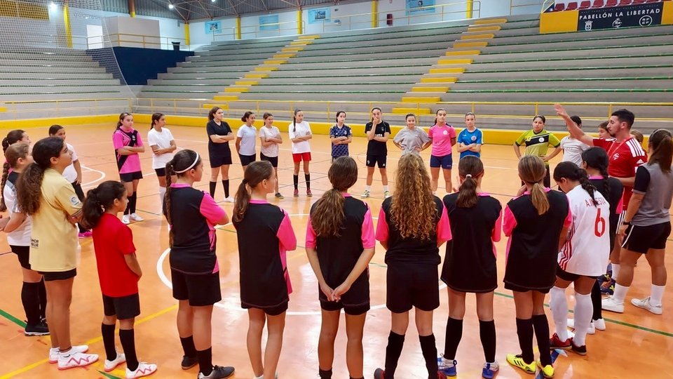 Selección Infantil Femenina de Fútbol Sala, durante una sesión de entrenamiento en La Libertad / RFFCE