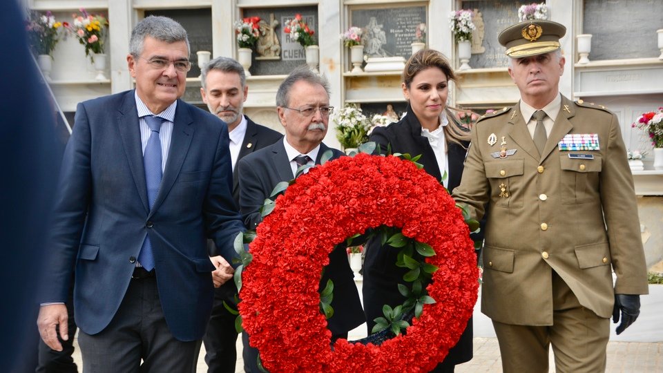 Homenaje caídos día muertos difuntos cementerio santa catalina ejército militares vivas