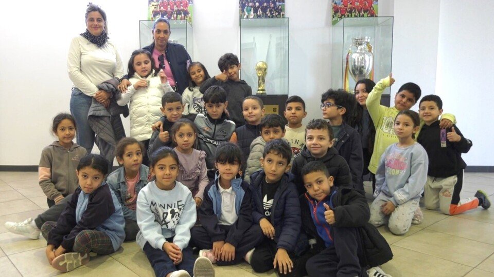 Un grupo de escolares del José Acosta, durante una visita a la sede de la Federación / RFFCE