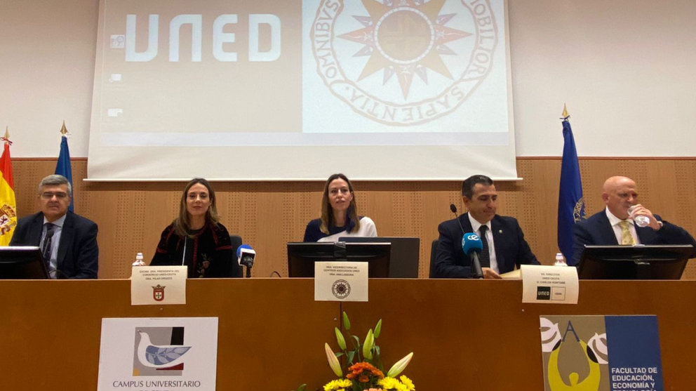 Por la izquierda, Rafael García, Pilar Orozco, Laura Lisbona, Carlos Rontomé y Alejandro Villa durante el acto de inicio de curso de la UNED. / A.I.