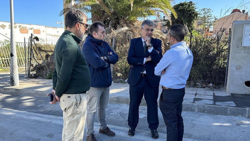 Rafael García y varios miembros de la Autoridad Portuaria, durante una visita a la parcela que albergará la nueva subestación