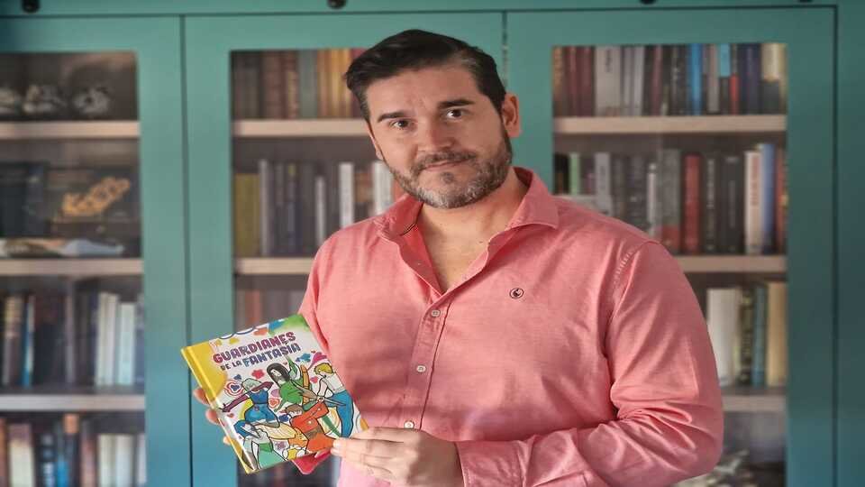José Mari Gutiérrez con su libro.