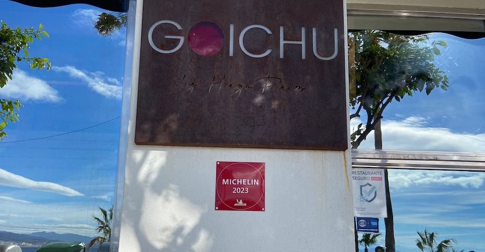 La fachada del restaurante Goichu con la placa de recomendado de la Guía Michelín. /A.I.