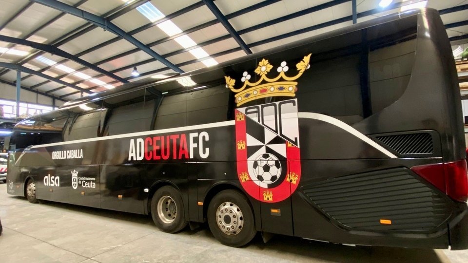 Autobús oficial de la Agrupación Deportiva Ceuta / Alsa