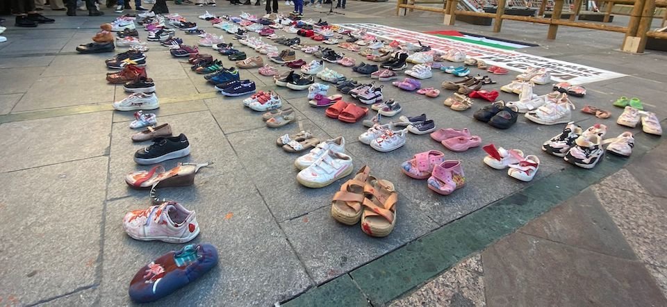 Zapatos colocados en la Plaza de los Reyes durante la manifestación por Palestina. /A.I.