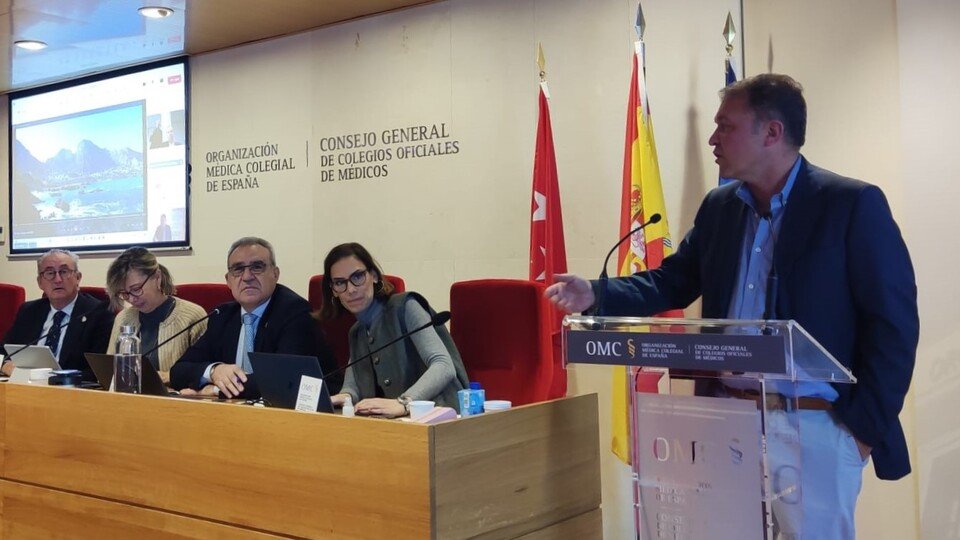 Enrique Roviralta, durante una asamblea del Consejo General de Colegios Oficiales de Médicos de España