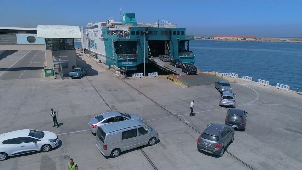 Vehículos embarcando en Ceuta.