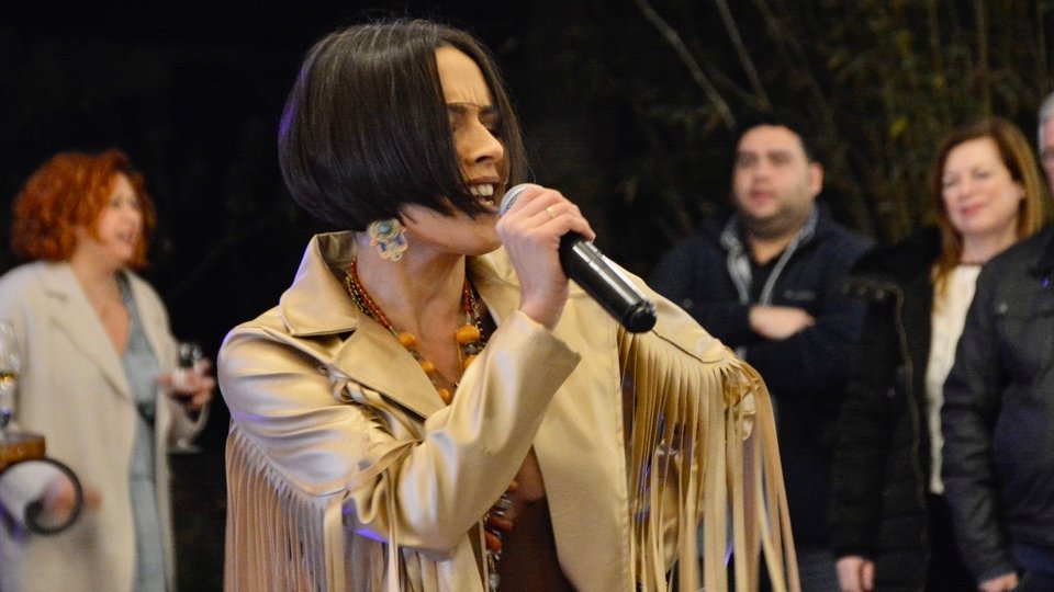 Ebhel Estefanía Pérez cantante música presentación disco sarao gallos de ciudad concierto