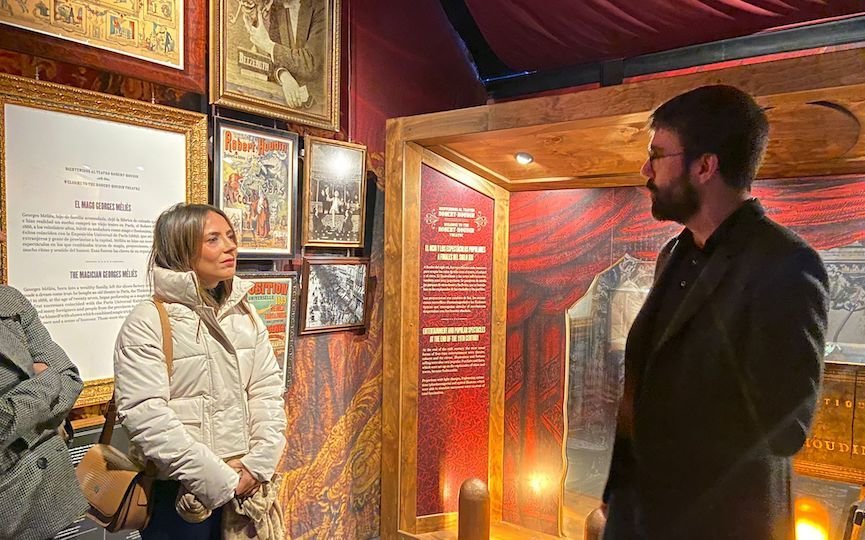 Por la izquierda, Pilar Orozco y Jaime González, durante la visita a la exposición sobre George Melies. /A.I.