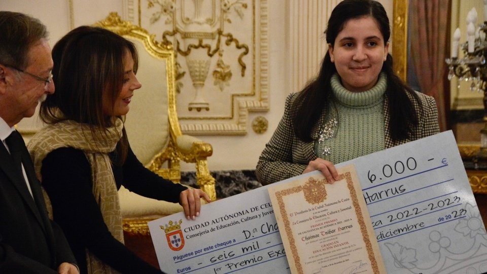 Premios Excelencia Académica educación estudiantes universidad dinero recompensa cheque metálico
