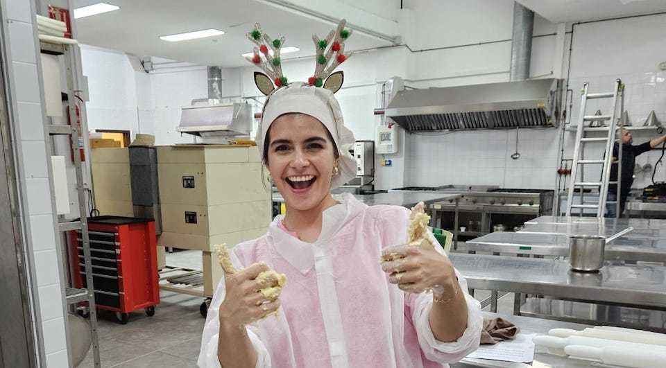 Una alumna en plena elaboración de pasteles navideños.
