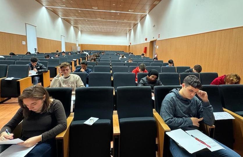 Varios jóvenes durante el desarrollo de la LX Olimpiada Matemática, en el Campus Universitario.