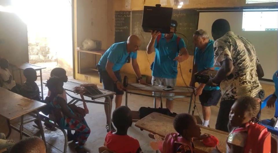 La oenegé Azul en Acción hace entrega de material escolar en un colegio de Senegal