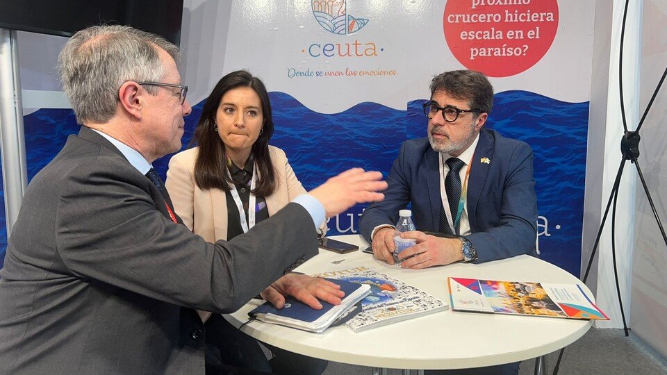Víctor Jiménez, director comercial del Puerto de Ceuta, y Lorena Carmona, asistente de dirección de la APC