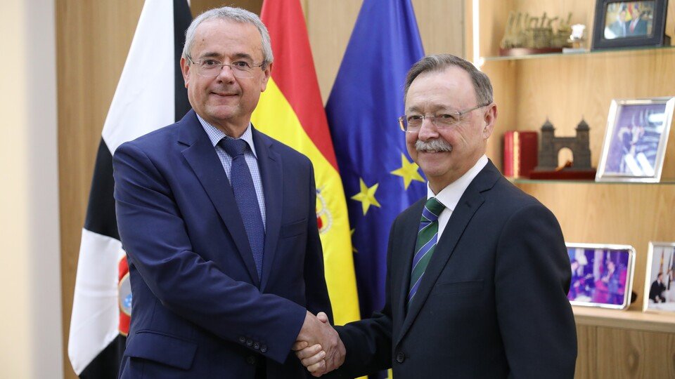 Juan Vivas, posando junto al embajador de Eslovenia en España