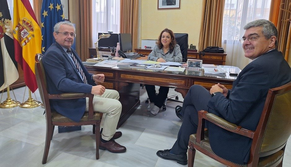 El embajador de Eslovenia se reúne con la delegada de Gobierno en Ceuta, Cristina Pérez. Junto a ellos, Rafael García.