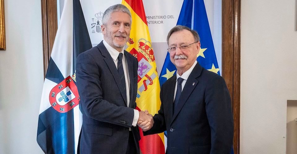 Por la izquierda, Fernando Grande-Marlaska y Juan Vivas, este martes, en Madrid.