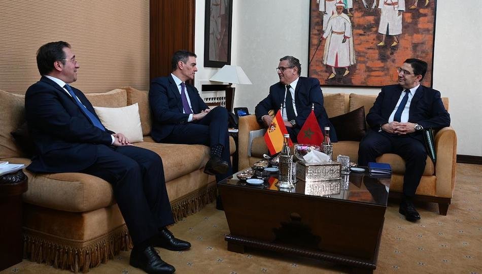 Por la izquierda, el ministro José Manuel Albares y el presidente del Gobierno, Pedro Sánchez, durante la reunión que han mantenido con el el jefe de Gobierno del Reino de Marruecos, Aziz Akhannouch