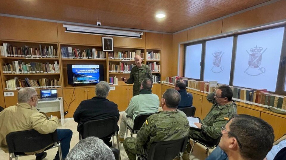 Reunión entre los Amigos del Museo Militar y la cúpula del CHCM de Ceuta