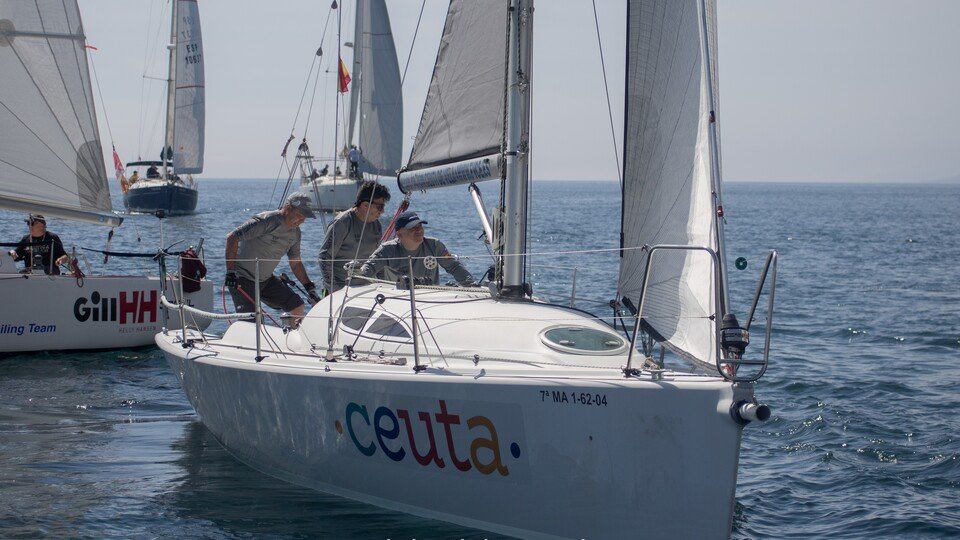 El 'Ceuta Emociona', durante un prueba de vela en aguas del Estrecho