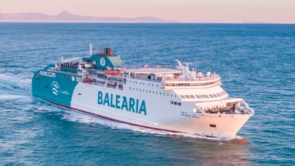 El 'Bahama Mama', durante una ruta de pasajeros / Baleària