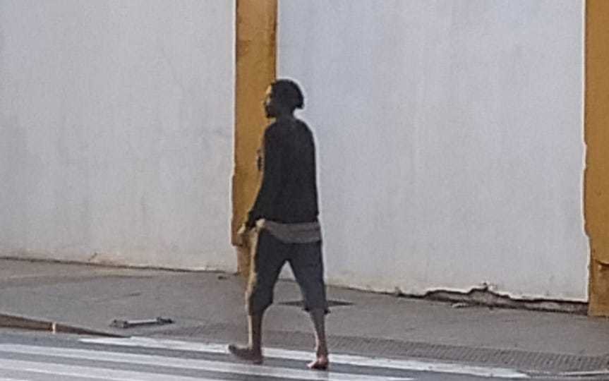 El inmigrante caminando descalzo por el Serrallo.