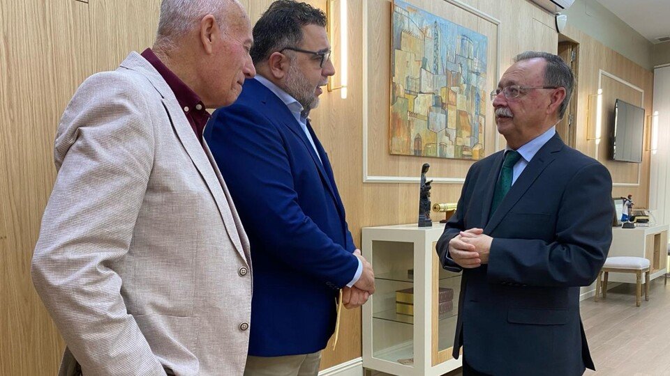 Juan Vivas, durante una reunión con la cúpula de la Casa Regional de Ceuta en Melilla