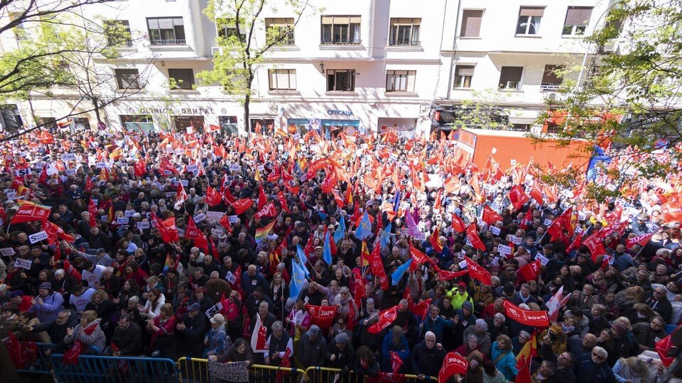 La calle Ferraz, durante la manifestación convocada por el PSOE en apoyo a Pedro Sánchez