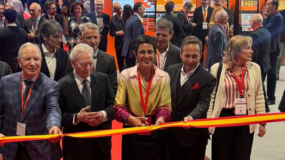 Kissy Chandiramani y varios empresarios del sector, durante la inauguración de la 'Feria Internacional del Juego de Madrid'