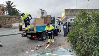 Operarios de TRACE limpian el punto de La Almadraba
