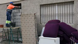Un operario del Ayuntamiento tapia uno de los portales de Huerta T&eacute;llez1280