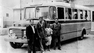 Imagen hist&oacute;rica de los primeros autobuses de Had&uacute;-Almadraba
