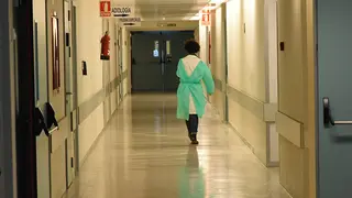 Una doctora recorre uno de los pasillos del &aacute;rea de radiolog&iacute;a del Hospital Universitario