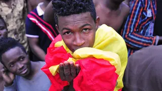 MIGRANTE SUBSAHARIANO BANDERA ESPA&Ntilde;A SALTO