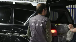 Un t&eacute;cnico de la Agencia Tributaria, este pasado martes en la frontera del Tarajal