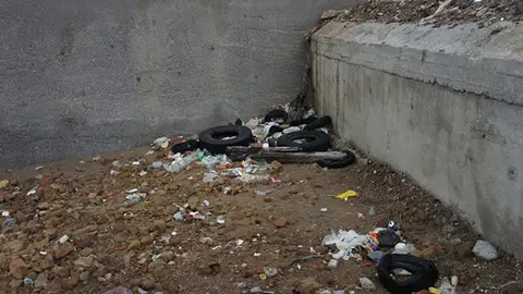 Neum&aacute;ticos abandonados.