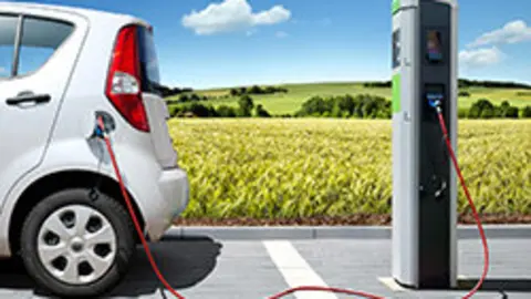 Un coche el&eacute;ctrico en un punto de recarga