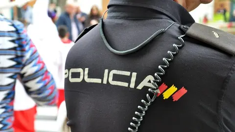 policia nacional espalda