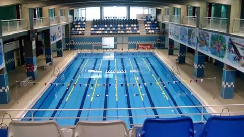 piscina guillermo molina