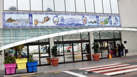 Entrada principal de la estaci&oacute;n mar&iacute;tima.