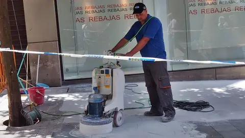 trabajador pulido losas