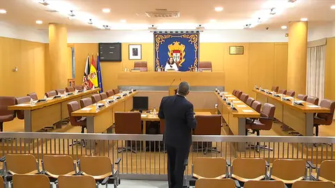 Sal&oacute;n de Plenos casi vac&iacute;o