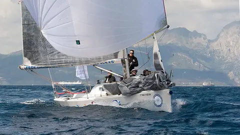 Embarcaci&oacute;n Ceuta S&iacute; navegando rumbo a Marbella, de fondo Jebel Musa OK