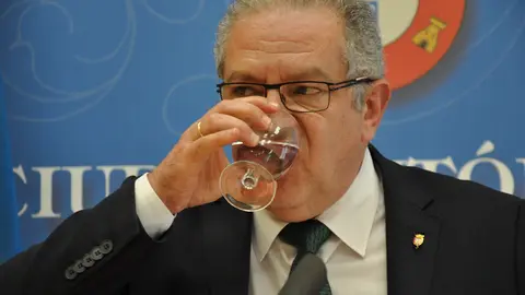 hachuel bebiendo agua