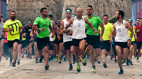 Salida de los bnomios del II Desafio de los 300, de blanco, el binomio ganad, Vilal Ahmed y Noerdim Mohamed, del Grupo de Regulares 54