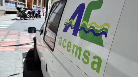 Veh&iacute;culo de Acemsa, aparcado junto a las oficinas