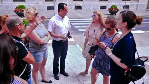 Manuel Hern&aacute;ndez (PSOE) con los trabajadores de Arasti Barca